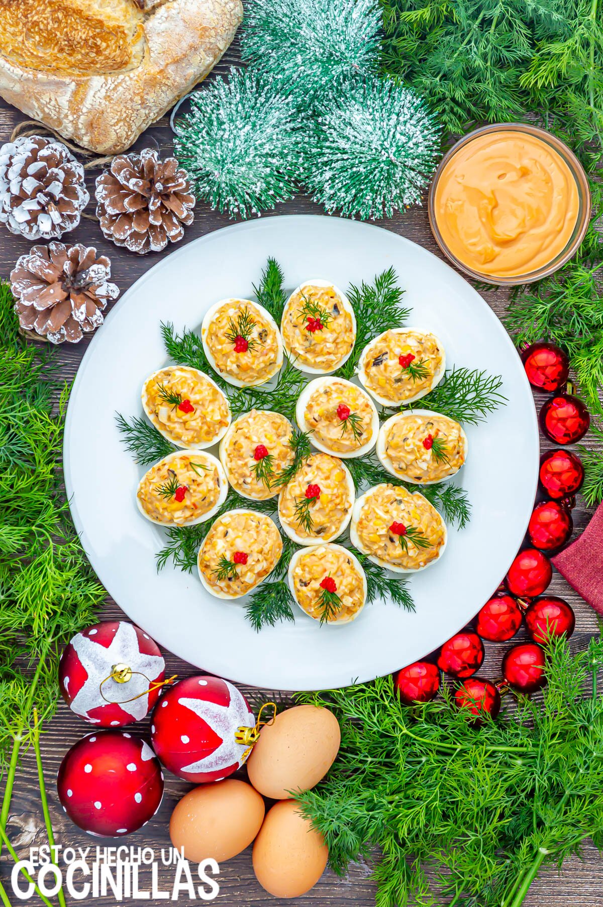 Huevos rellenos de marisco con salsa rosa