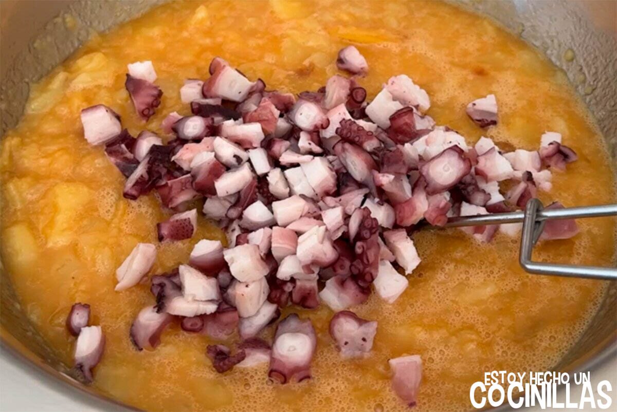 Incorporar las patatas y el pulpo a los huevos