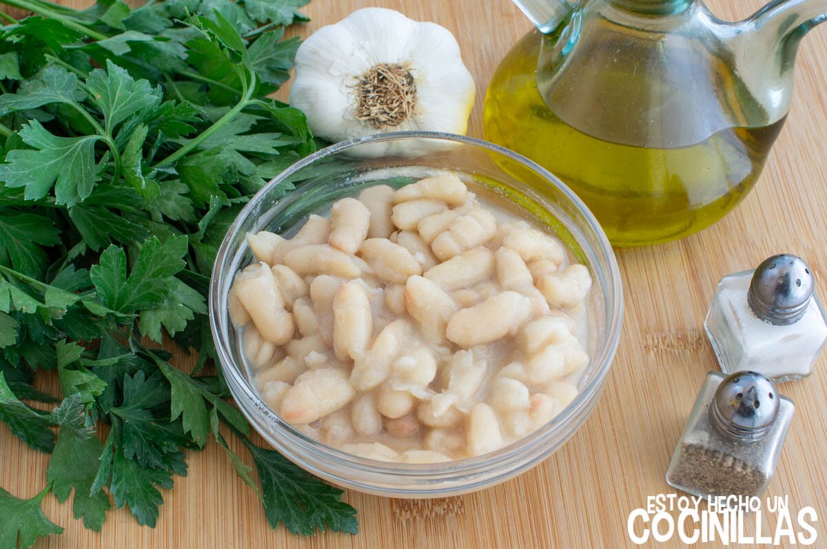 Ingredientes alubias salteadas con ajo y perejil