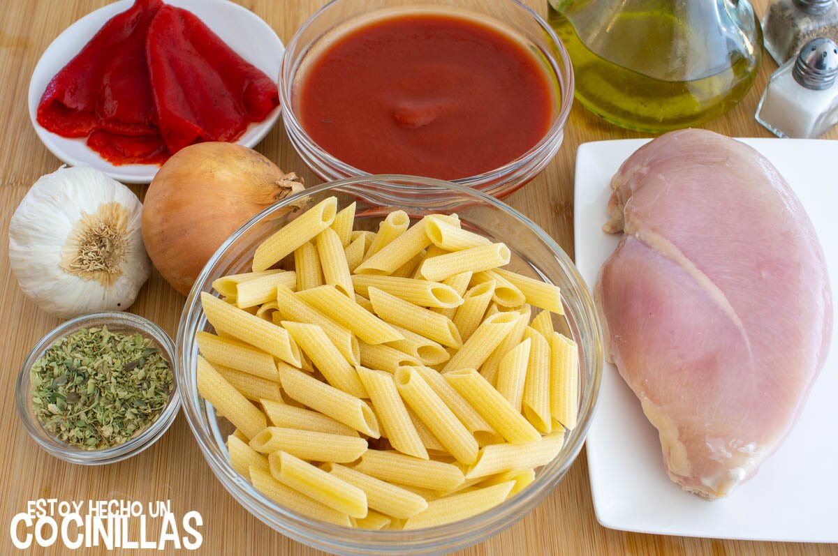 Ingredientes macarrones con pollo y salsa de tomate