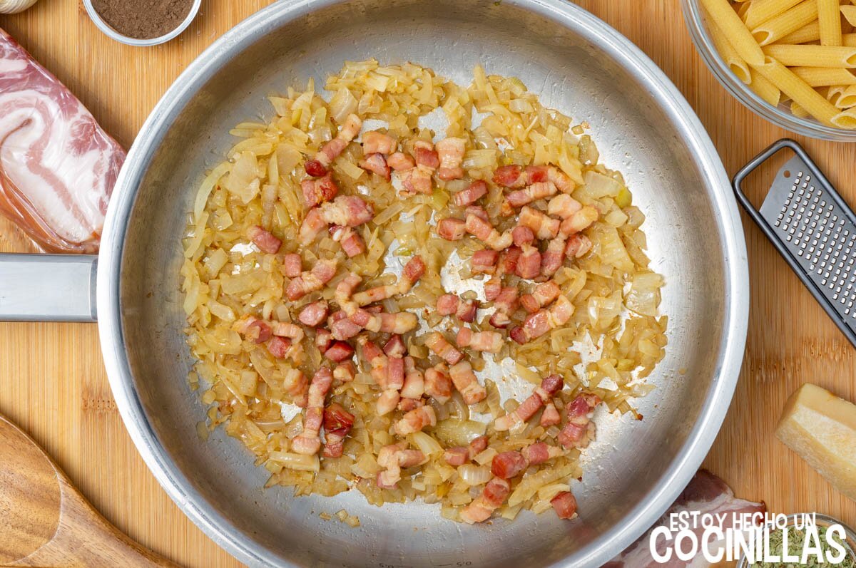 Juntar la cebolla con el bacon