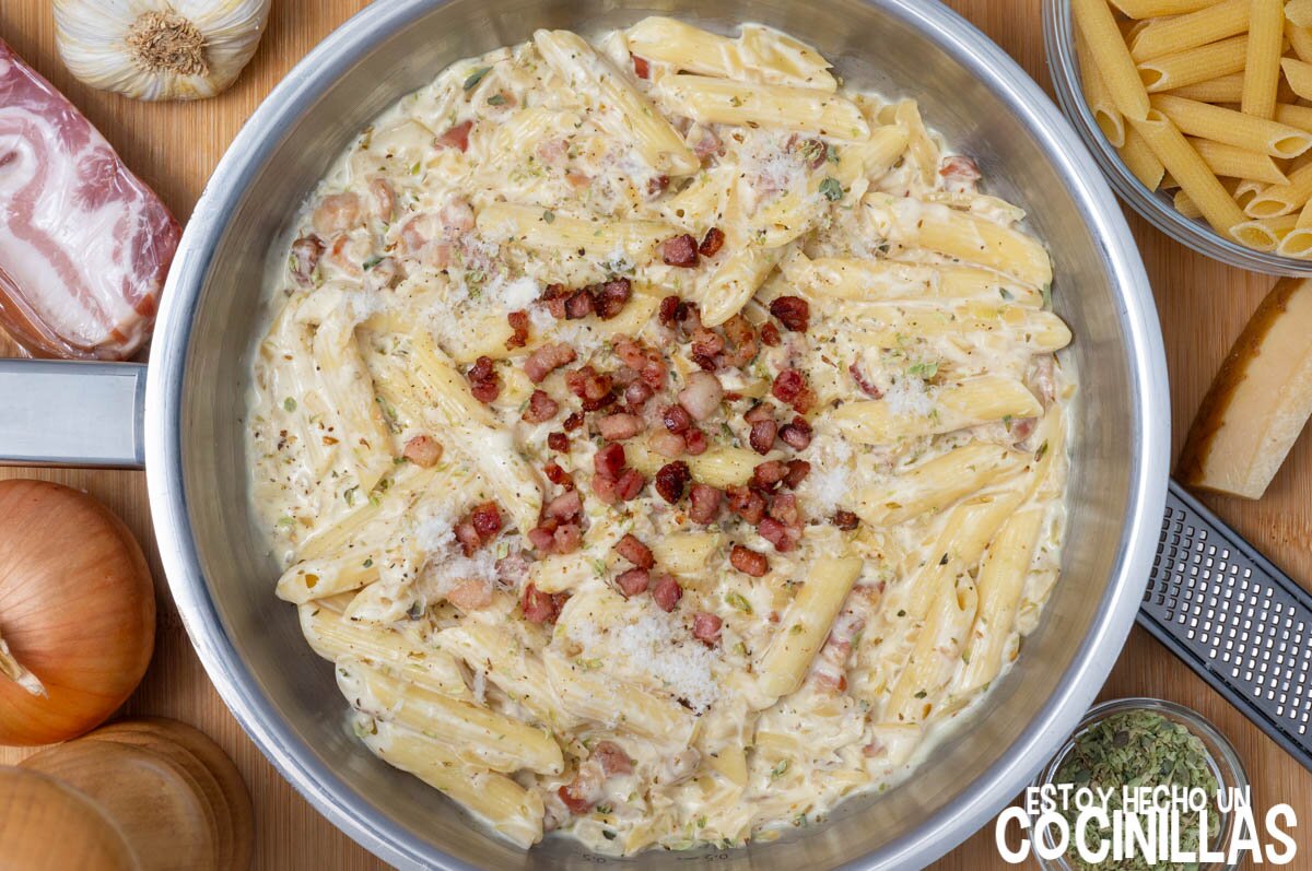 Macarrones con bacon y nata