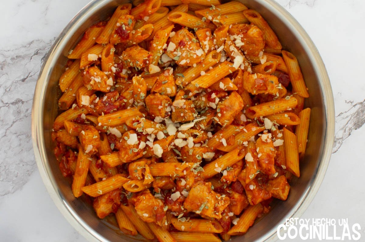 Macarrones con pollo y salsa de tomate