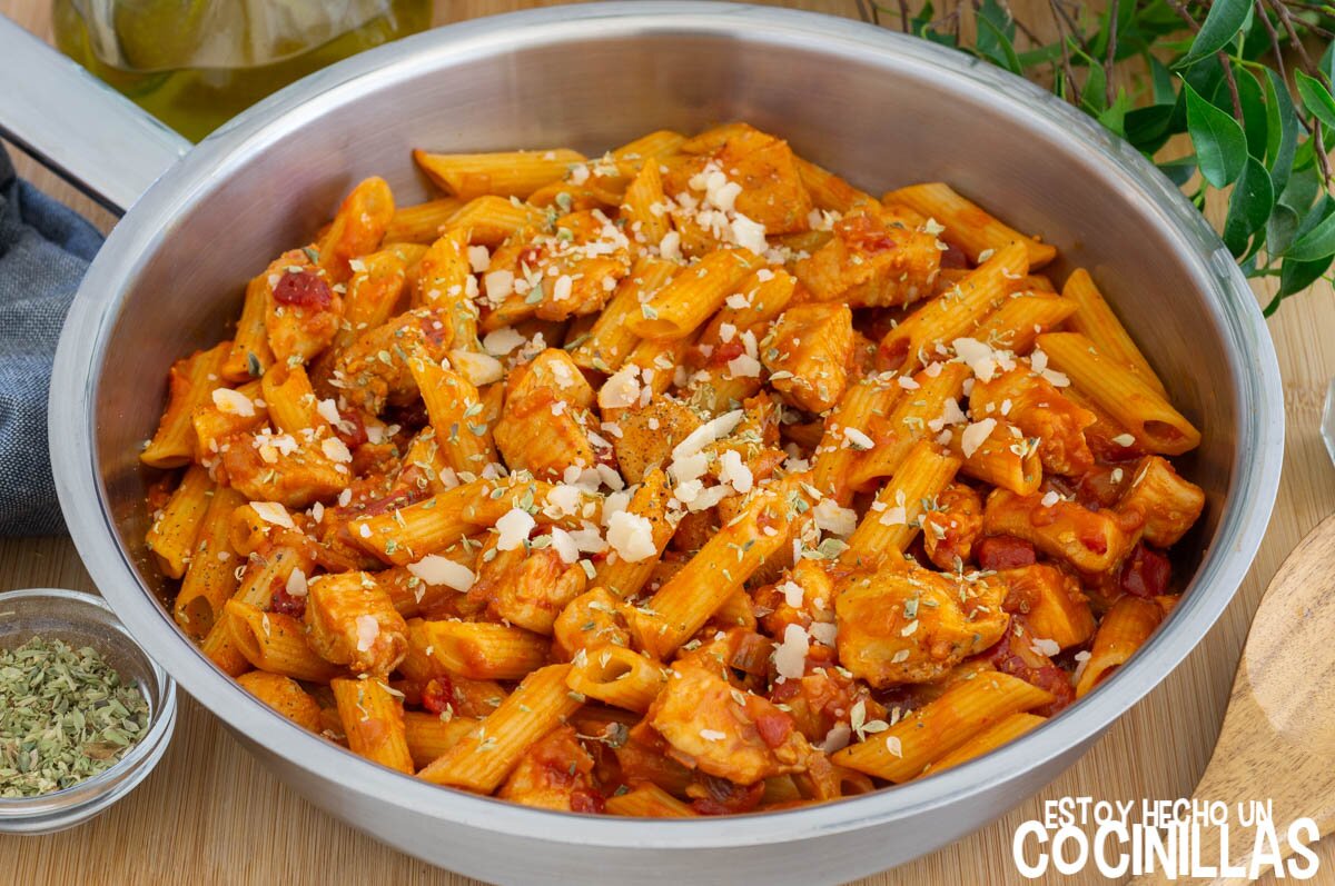 Macarrones con pollo y tomate