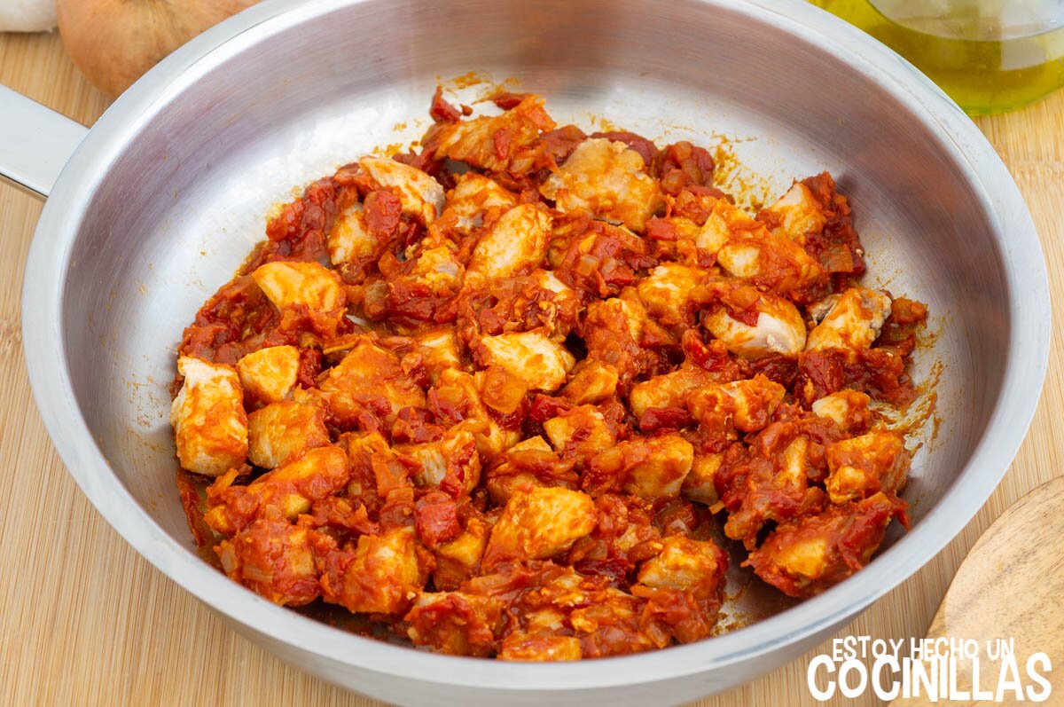 Mezclar el pollo con el tomate