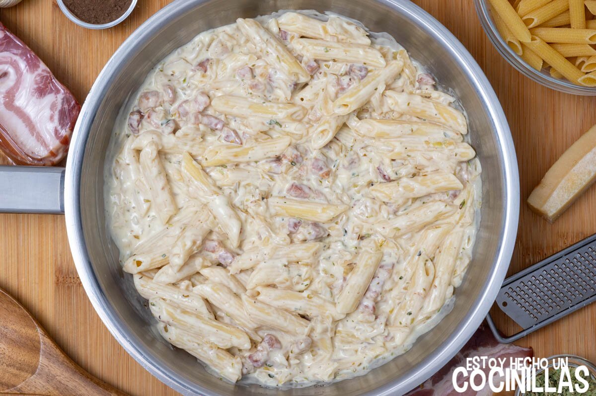Mezclar los macarrones con la nata y el bacon