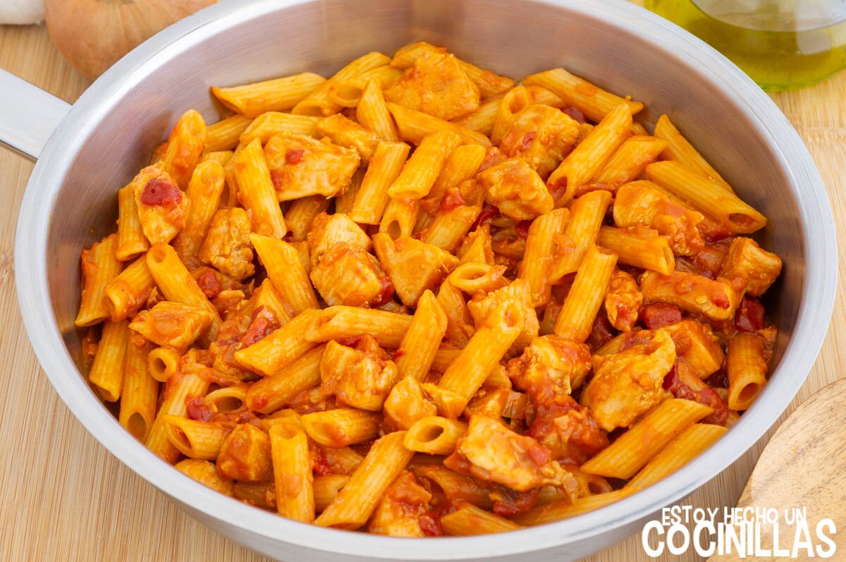 Mezclar los macarrones con la salsa