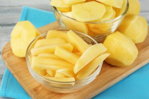 Cortar las patatas en bastones