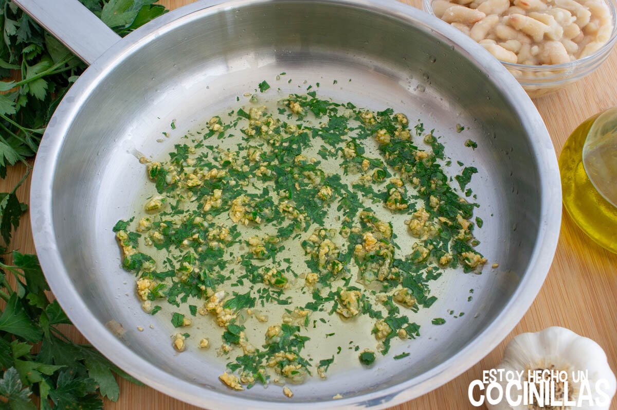 Perfumar el aceite con ajo y perejil