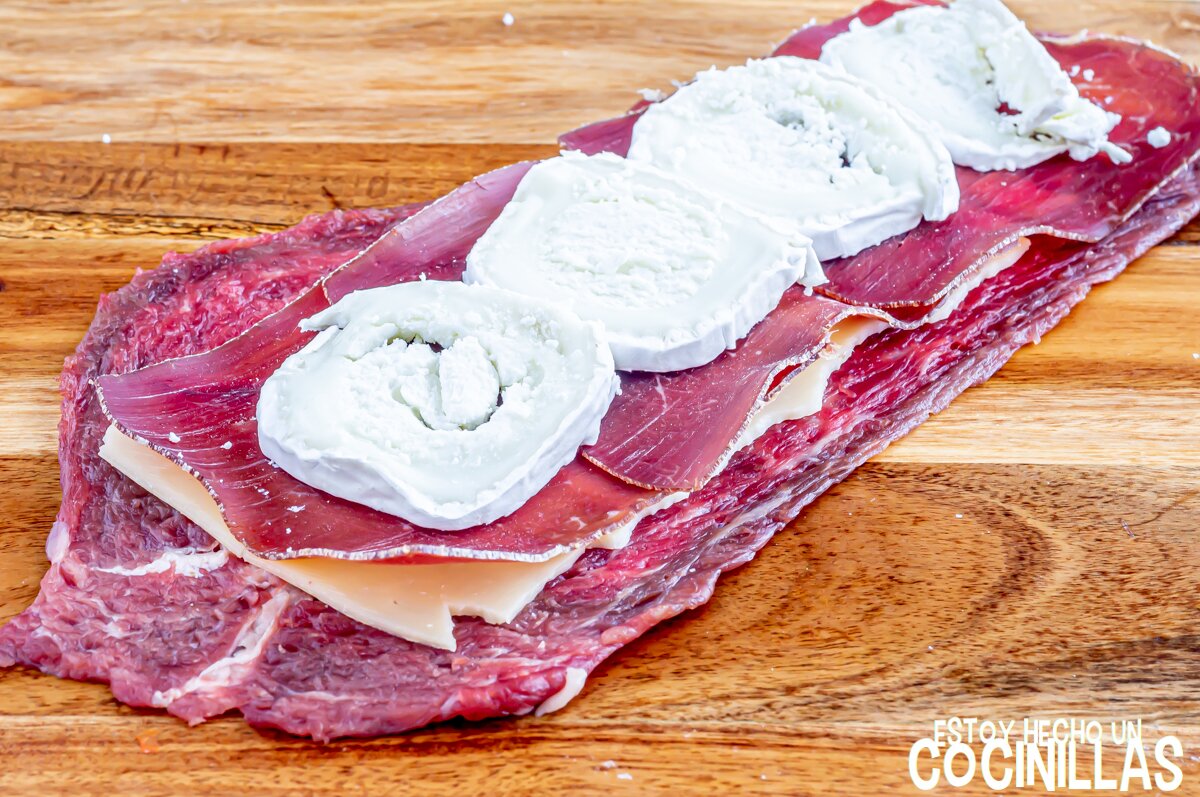 Rellenar el cachopo de cecina y queso de cabra