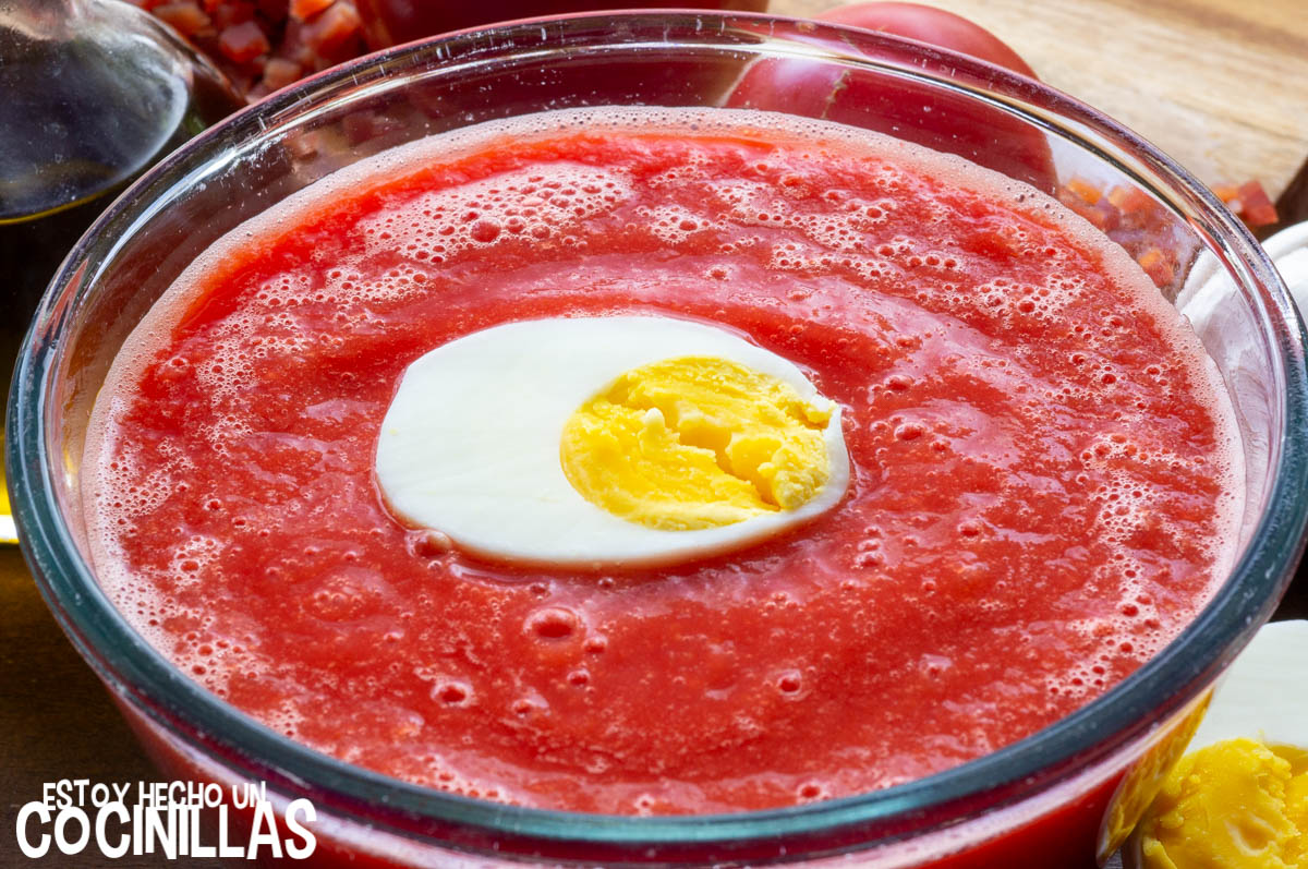 Salmorejo sin pan con huevo cocido