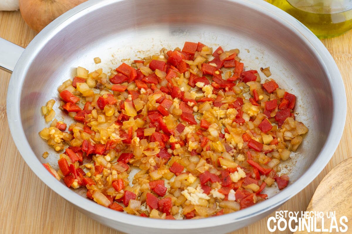 Sofrito de cebolla y piquillos