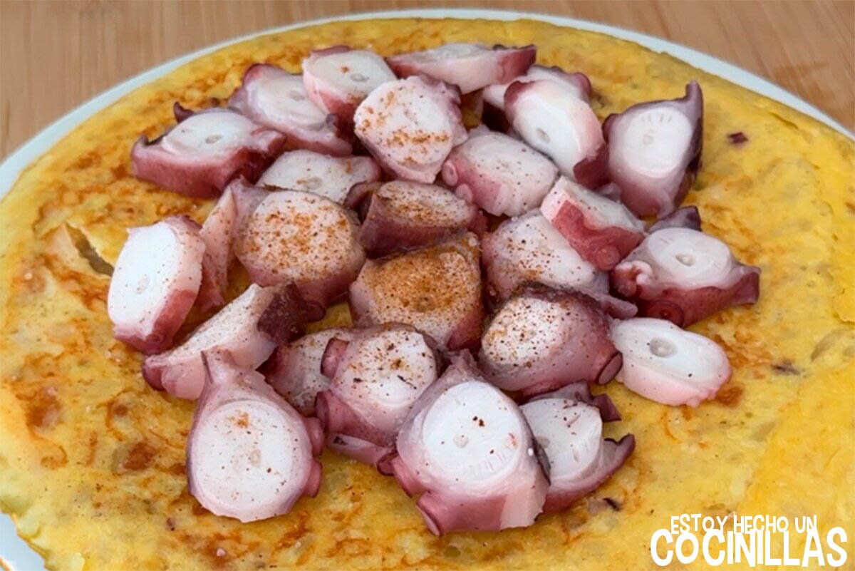 Tortilla con pulpo y pimentón