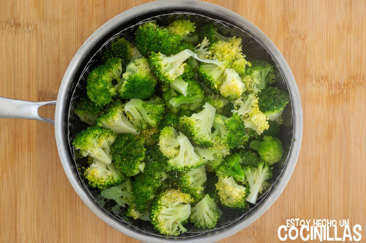 Cocer los ramilletes de brocoli al vapor