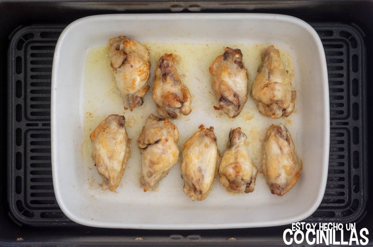 Cocinar por un lado las alitas