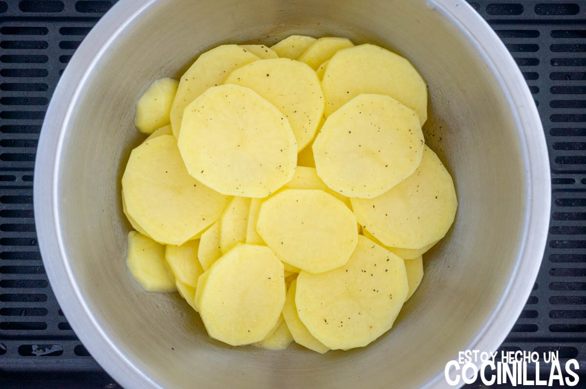 Corat las patatas y mezclarlas con aceite
