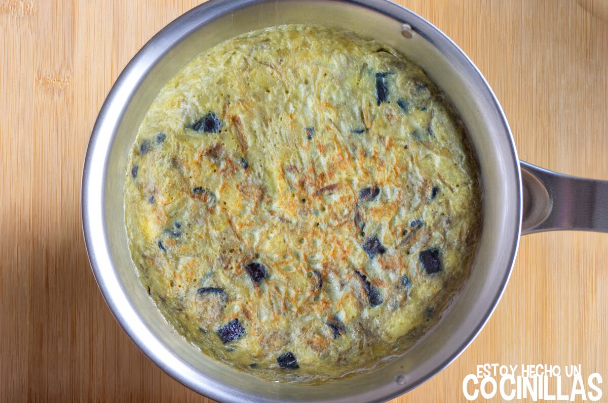 Cuajar la tortilla de berenjena