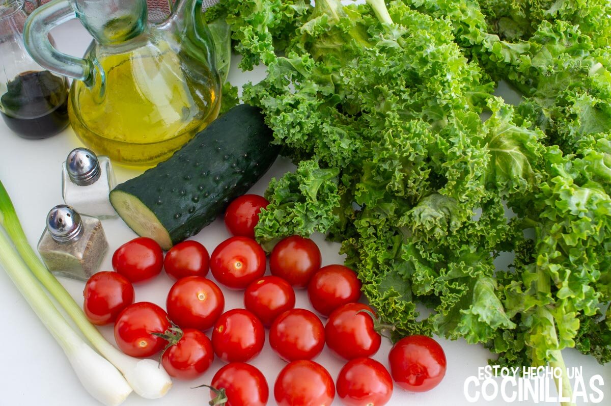 Ingredientes ensalada de kale y tomate