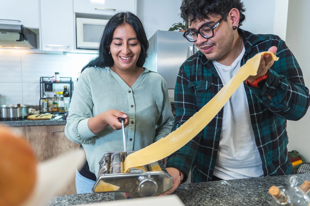 Pareja haciendo pasta