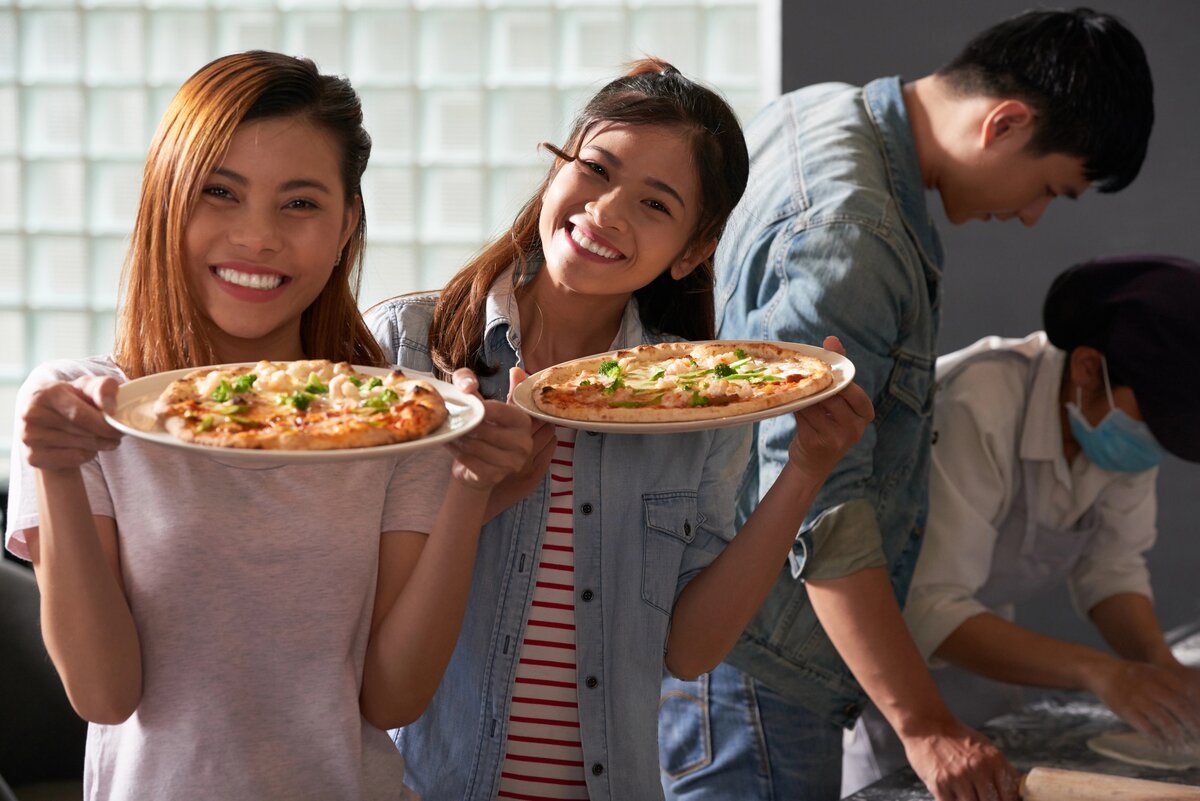 Pareja haciendo pizza