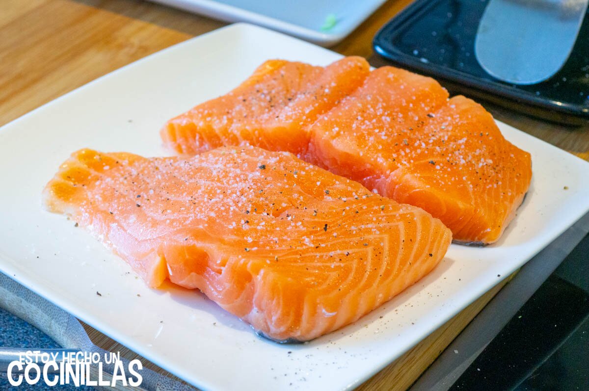 Salpimentar el salmón