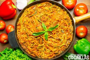 Espaguetis de calabacín y zanahoria con verduras