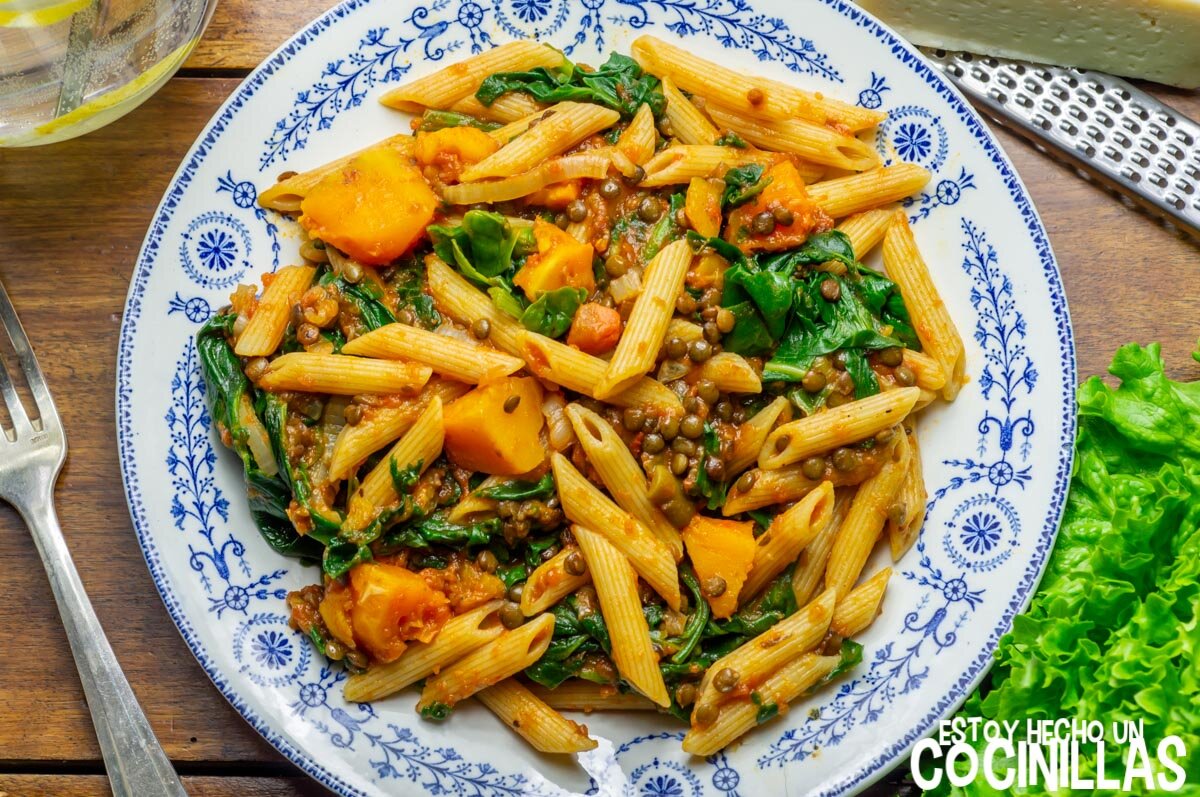 Macarrones boloñesa de lentejas calabaza y espinacas