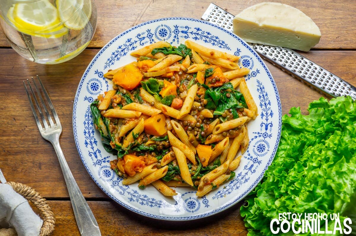 Macarrones boloñesa de lentejas y calabaza