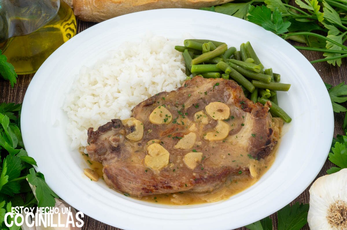 Chuletas de cerdo al ajillo con arroz