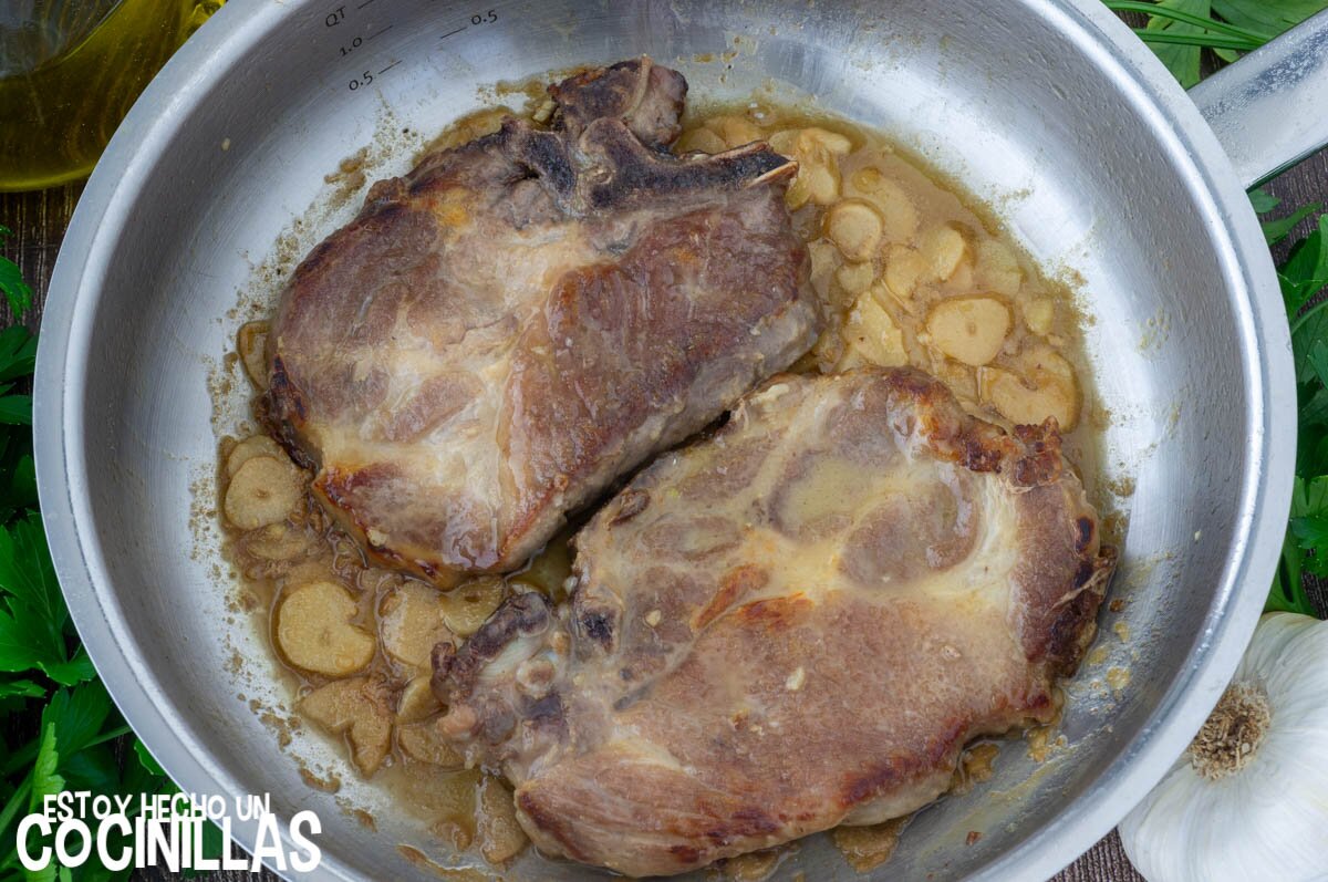 Cocer las chuletas al ajillo