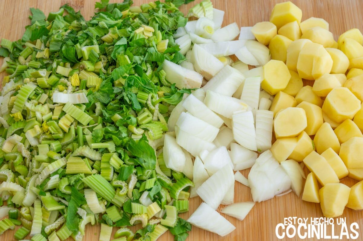 Cortar las verduras para la crema de apio