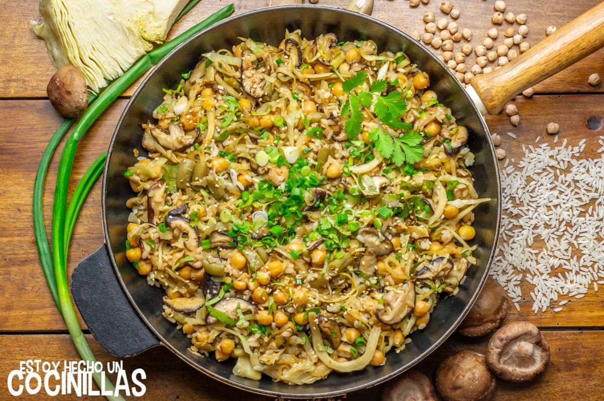 Garbanzos rehogados con repollo y setas
