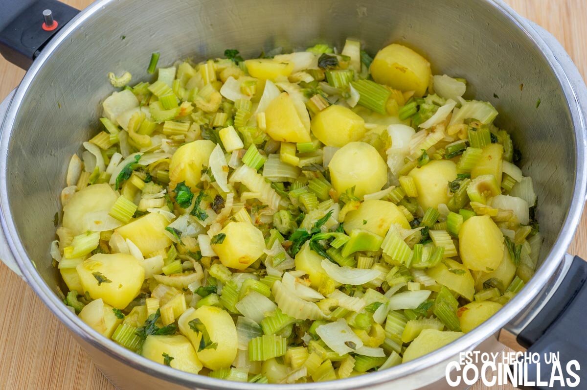 Rehogar las verduras de la crema de apio