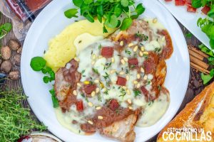 Secreto ibérico con salsa de torta del casar y membrillo